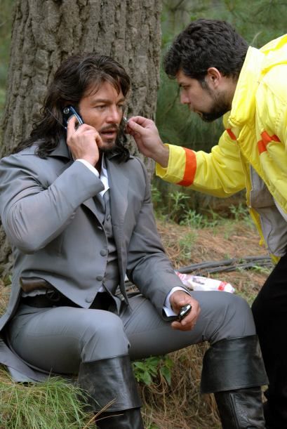 celular a dos mans photo famososalcelular14409x6_zpsc362d71d.jpg