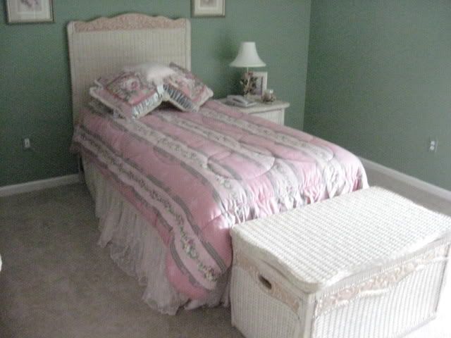 White wicker twin bedroom set