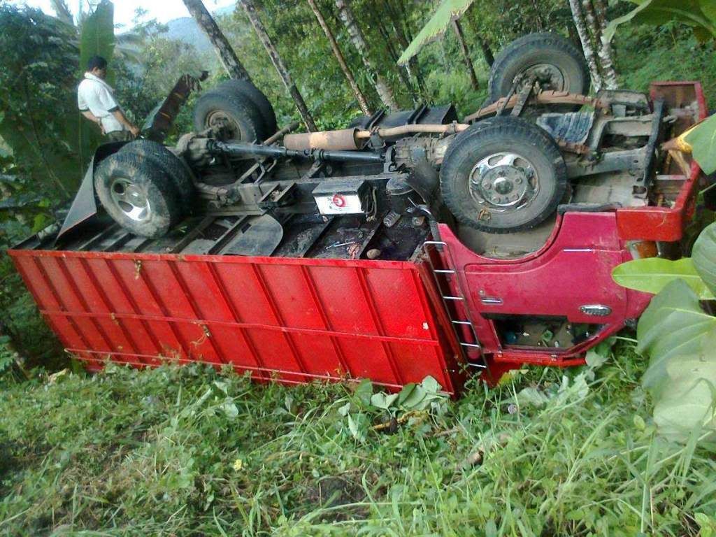 Asik Nelpon Truk Masuk Jurang Di Tumpaan Tribun Manado
